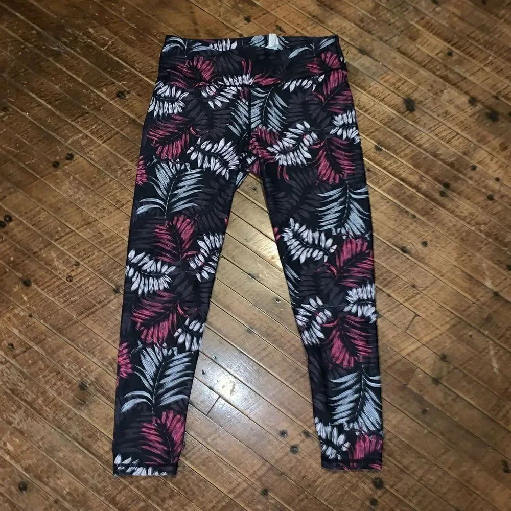 Fabletics pink and black S cropped workout Athleisure leggings